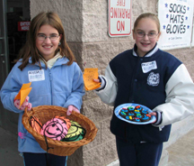 Volunteers offer smileys & cookies to donators